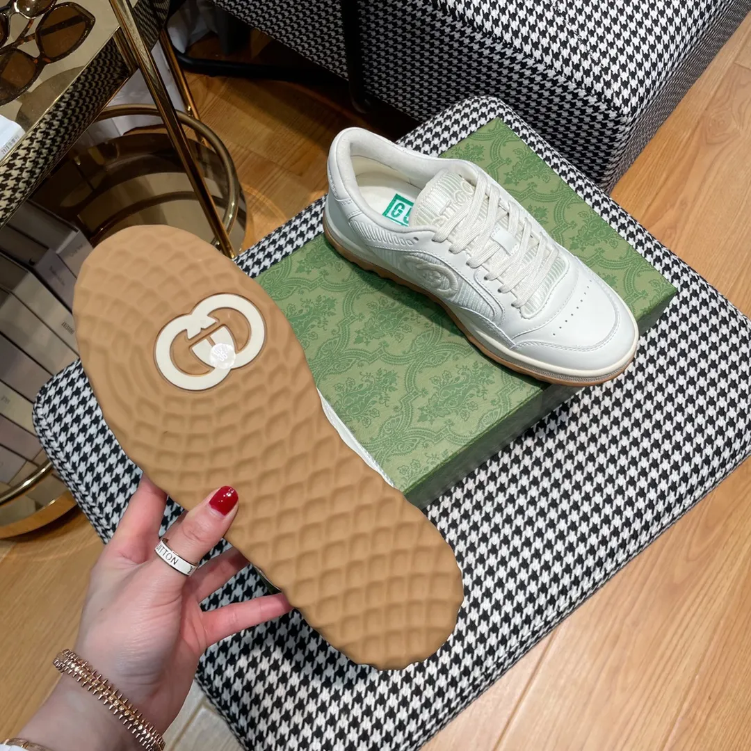 👟👟Ex-factory price 520👟👟 Women's Shoes Women's Clothing Women's Shoes Factory Gucci Gucci's new dirty shoes MAC80 series ✅ Fully imported anti-counterfeiting thread, not ordinary fluorescent thread ## The tone of retro old money style, full of old money retro feeling❗️ ss23 is really fresh and can't be fresh anymore ~ the foot feel is matched with leverage ~ cloud-like comfort Original grained cowhide contrasting stripes original satin fabric, original thin soft fabric + cowhide color matching inside, original T👟👟 ex-factory price U sole, gap edge original craftsmanship, no glue and environmental protection♻️ Couple size 35-44 (45.46. Can be customized) Original packaging + printed GUCCI outer box